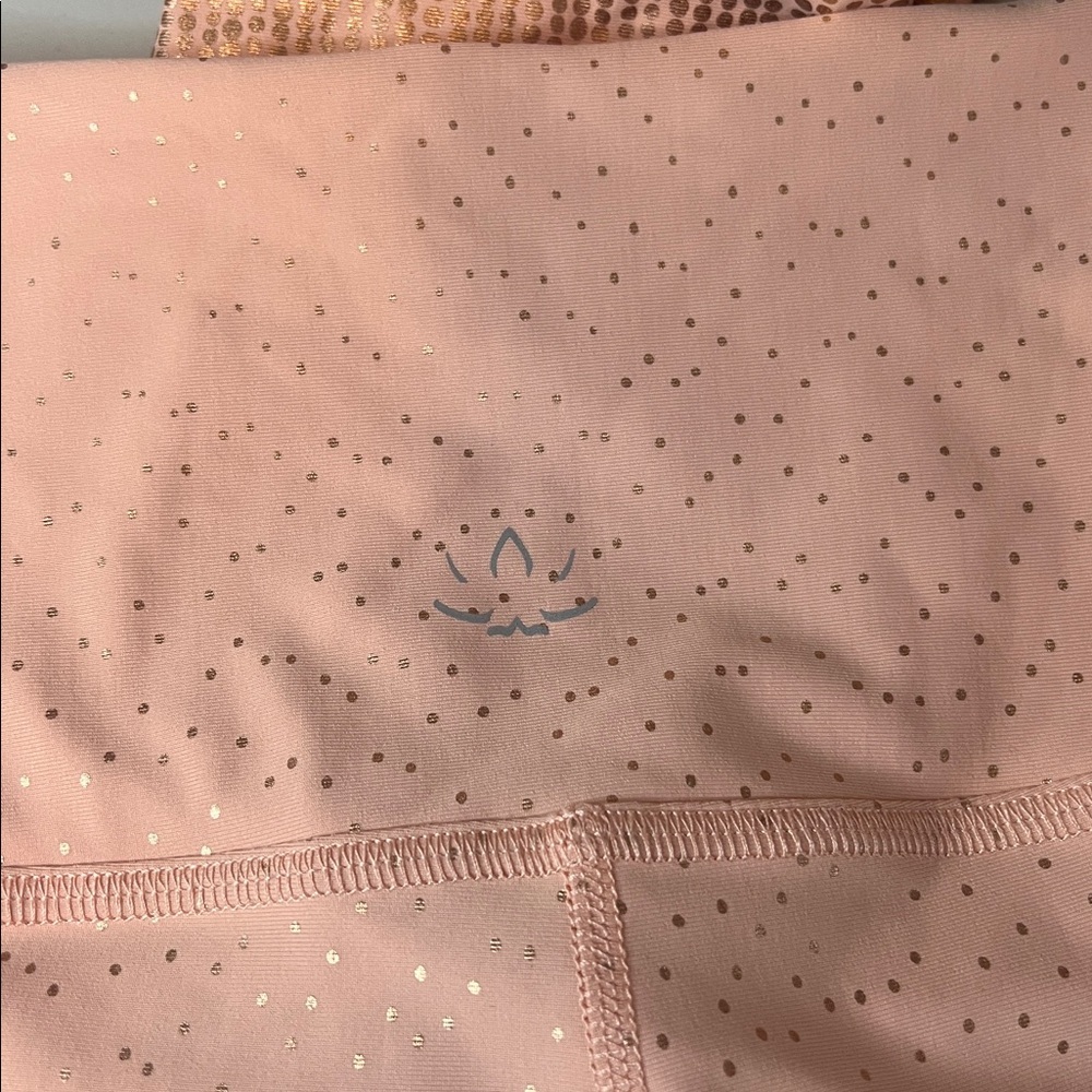 Beyond Yoga Shine Leggings Pink/Gold Print Size XS NWT - Picture 4 of 9